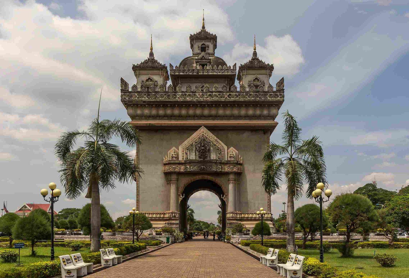 Vientiane, Ibu Kota Tenang dengan Kuil-Kuil dan Monumen Bersejarah