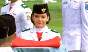 Celine Olivia Bawa Baki Merah Putih pada HUT RI ke 81 di Istana